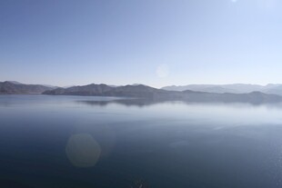 平静湖面映远山美景