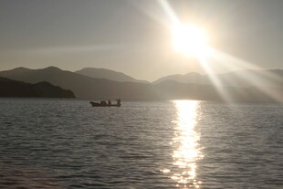夕阳下湖面小船美景