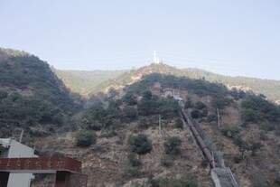 山间索道蜿蜒于葱郁山林