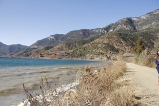 湖畔小径漫步风景宜人