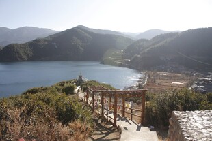 山间湖畔的观景木质栈道