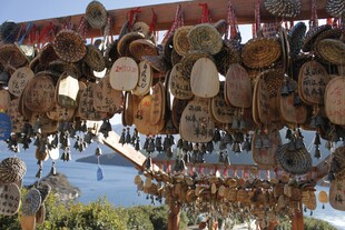 桥上悬挂的许愿祈福木牌