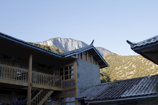 山间古建与巍峨山峦