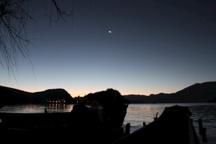 夜幕下的山水静谧景象