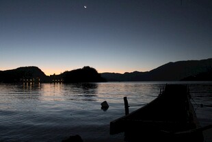 湖畔暮色中的静谧景象