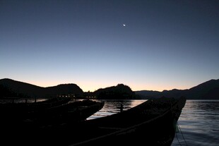 夜幕下的湖畔船只剪影