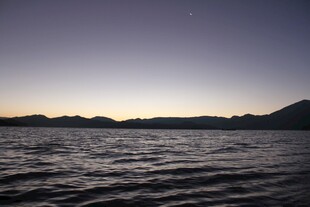 黄昏下的宁静湖水与远山