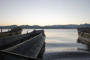 湖畔停泊的老旧船只