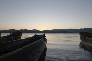 湖畔停泊的古朴船只