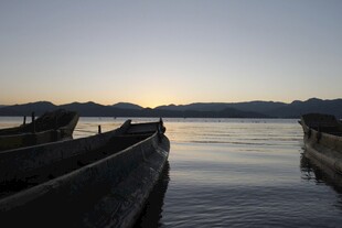 湖畔暮色中的古朴船只