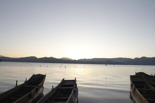 湖畔船只静候日出美景