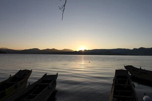 湖畔日落时的静谧小船