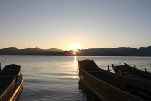 湖畔日落时的静谧小船