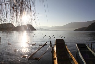 湖畔夕阳下的静谧小船