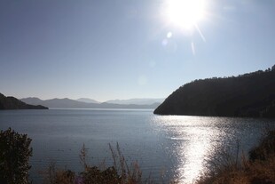 阳光照耀下的宁静湖景