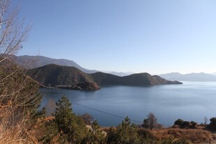 湖畔山景 蓝天碧水风光美