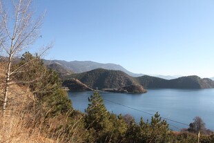 湖畔山林 自然风光美如画