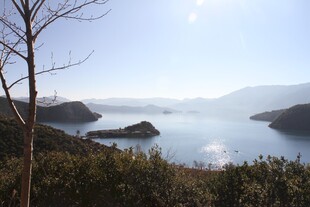 湖光山色间的宁静美景