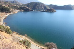 美丽湖湾与周边山峦景色