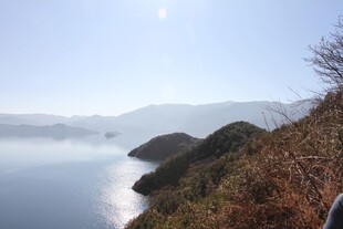 湖畔山峦美景
