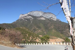 山间公路旁的巍峨山峰