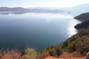 湖畔山景风光秀丽