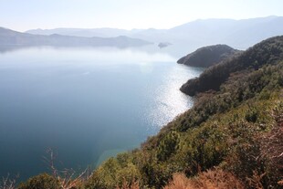 湖畔山峦美景
