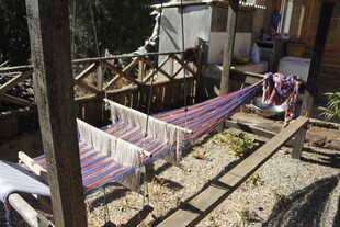 户外晾晒的多彩织物