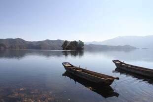 宁静湖面双舟静泊