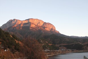 夕阳下的壮美山峦与湖水