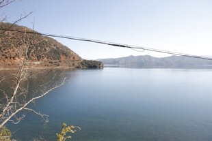 宁静湖畔山水美景