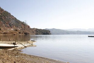 宁静湖畔的小船与岸边风光