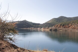 宁静湖畔的山水风光