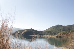 宁静山水湖景风光图