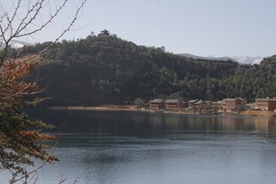 宁静湖畔的山水风光