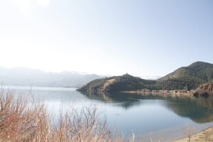 宁静湖畔 远山倒影之美