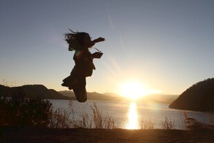 夕阳下的活力跳跃