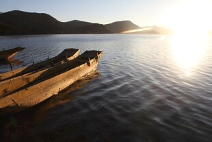 湖畔小船映夕阳美景