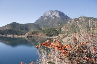 湖畔山景 绚烂秋色