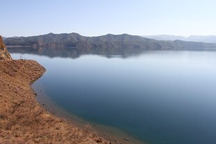 宁静湖畔的美丽水岸风光