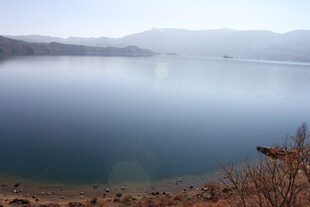 雾霭中的静谧湖水景色