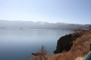 湖畔山景风光秀丽