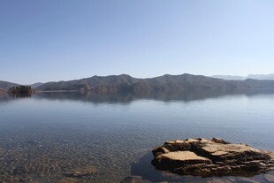 宁静湖面中的岩石景观