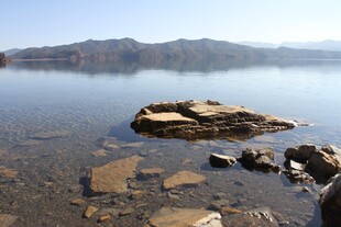 平静湖水与湖心石头景观