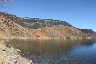 山间静谧湖水风景
