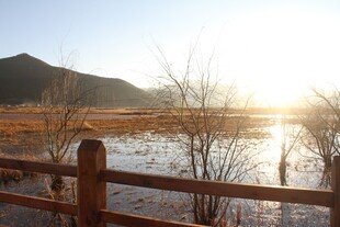 夕阳下的湖畔木栏风景