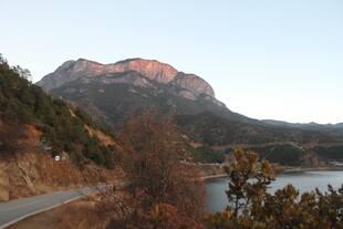山间公路旁的秀丽湖景