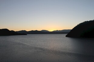 黄昏下宁静的山水景色