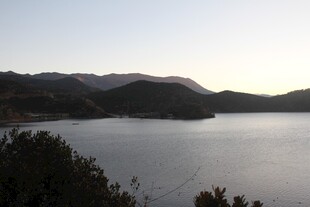 宁静湖景与远处山脉