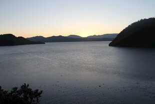 黄昏下宁静的山水湖泊